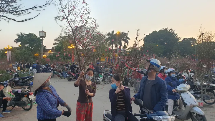 Người dân Hà Nội hối hả mang hoa về nhà trong ngày cuối của năm Âm lịch - Ảnh 22. Người dân Hà Nội hối hả mang hoa về nhà trong ngày cuối của năm Âm lịch - Ảnh 22.