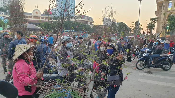 Người dân Hà Nội hối hả mang hoa về nhà trong ngày cuối của năm Âm lịch - Ảnh 23. Người dân Hà Nội hối hả mang hoa về nhà trong ngày cuối của năm Âm lịch - Ảnh 23.