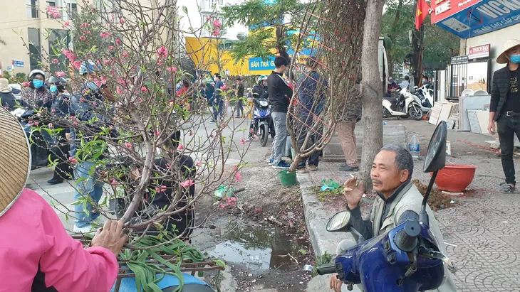 Người dân Hà Nội hối hả mang hoa về nhà trong ngày cuối của năm Âm lịch - Ảnh 24. Người dân Hà Nội hối hả mang hoa về nhà trong ngày cuối của năm Âm lịch - Ảnh 24.