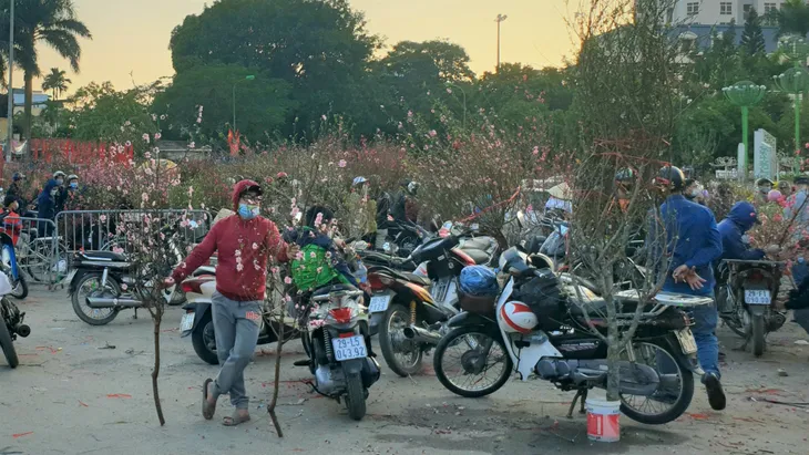 Người dân Hà Nội hối hả mang hoa về nhà trong ngày cuối của năm Âm lịch - Ảnh 25. Người dân Hà Nội hối hả mang hoa về nhà trong ngày cuối của năm Âm lịch - Ảnh 25.