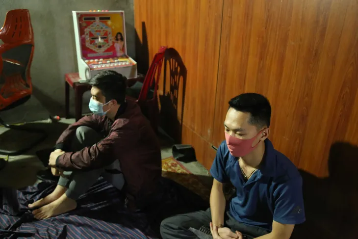 Buộc cách ly y tế trả phí và xét nghiệm tự nguyện trả phí đối với nhóm thanh niên chơi game không đeo khẩu trang - Ảnh 1. Buộc cách ly y tế trả phí và xét nghiệm tự nguyện trả phí đối với nhóm thanh niên chơi game không đeo khẩu trang - Ảnh 1.