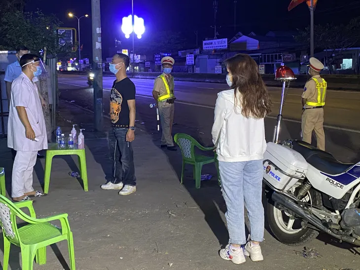 Bà Rịa - Vũng Tàu: Lập 3 chốt kiểm tra y tế trên các tuyến quốc lộ cửa ngõ - Ảnh 1. Bà Rịa - Vũng Tàu: Lập 3 chốt kiểm tra y tế trên các tuyến quốc lộ cửa ngõ - Ảnh 1.