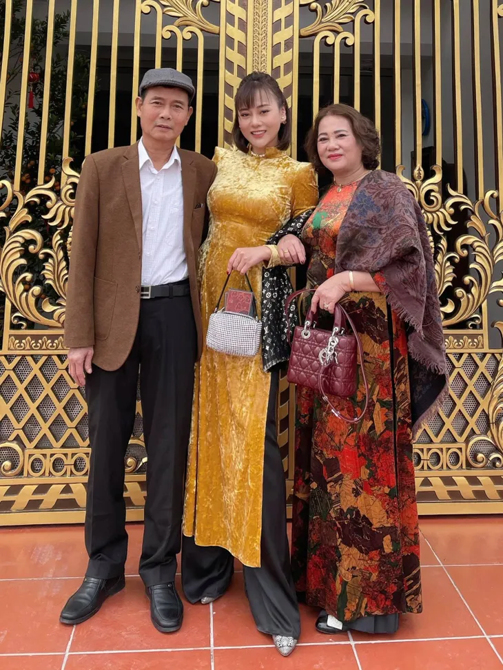Bảo Thanh, Phương Oanh và dàn diễn viên xinh đẹp đồng loạt khoe ảnh bên gia đình ngày Tết - Ảnh 2. Bảo Thanh, Phương Oanh và dàn diễn viên xinh đẹp đồng loạt khoe ảnh bên gia đình ngày Tết - Ảnh 2.