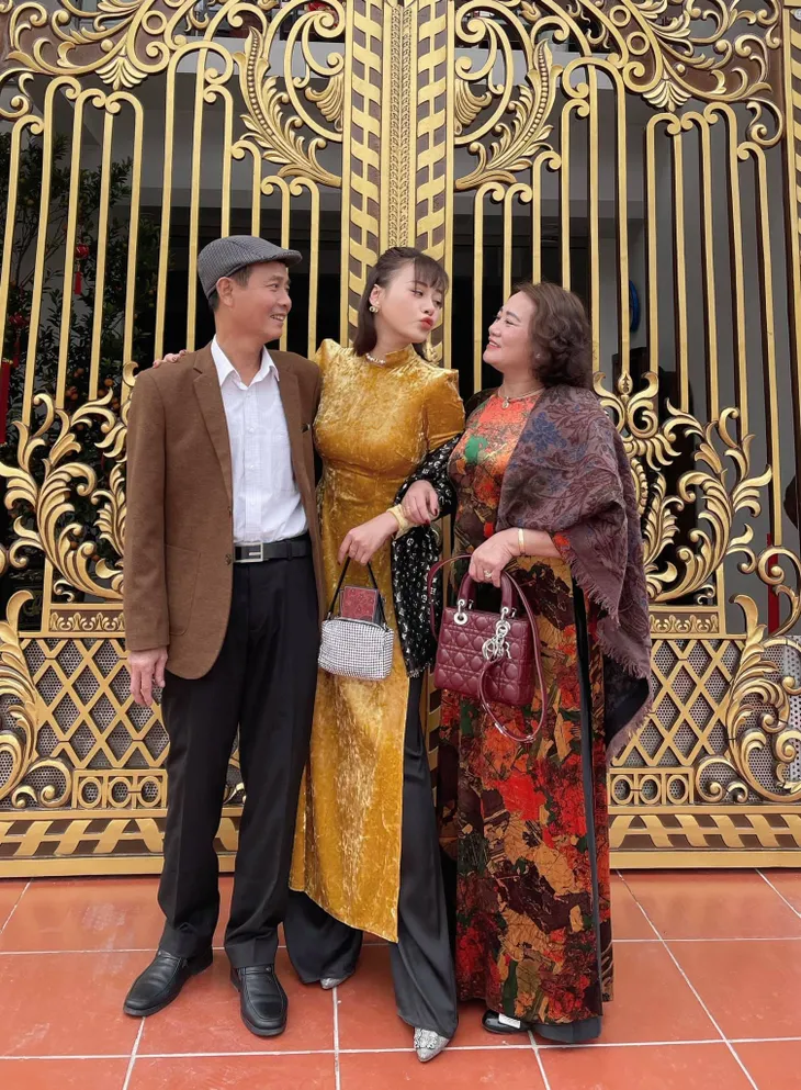 Bảo Thanh, Phương Oanh và dàn diễn viên xinh đẹp đồng loạt khoe ảnh bên gia đình ngày Tết - Ảnh 1. Bảo Thanh, Phương Oanh và dàn diễn viên xinh đẹp đồng loạt khoe ảnh bên gia đình ngày Tết - Ảnh 1.