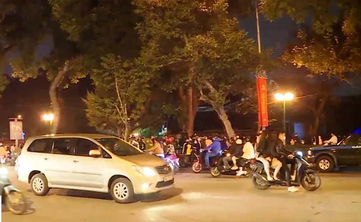 Người dân Hà Nội đổ về công viên Thống Nhất xem pháo hoa đêm giao thừa - Ảnh 1. Người dân Hà Nội đổ về công viên Thống Nhất xem pháo hoa đêm giao thừa - Ảnh 1.