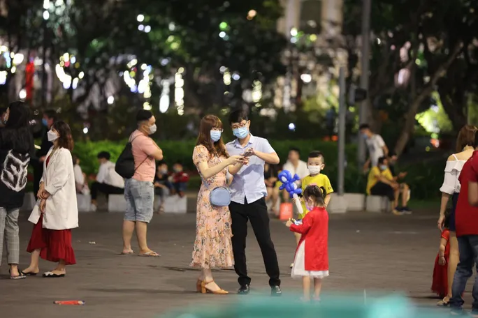 Giao thừa Tết Tân Sửu 2021 lặng lẽ ở TP Hồ Chí Minh - Ảnh 3. Giao thừa Tết Tân Sửu 2021 lặng lẽ ở TP Hồ Chí Minh - Ảnh 3.