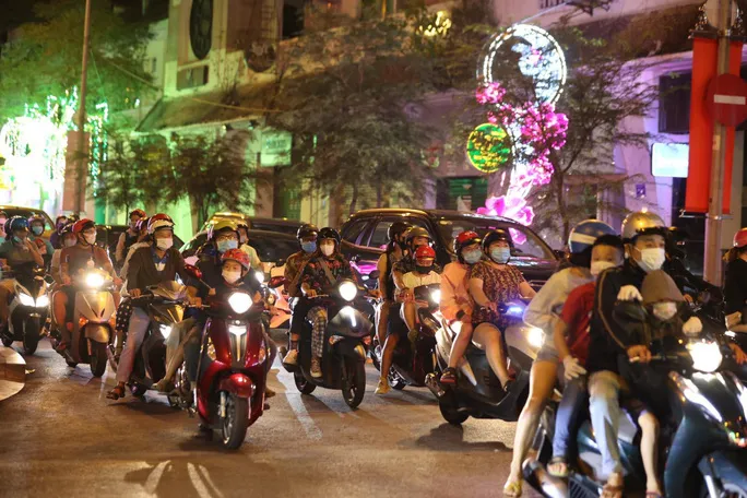 Giao thừa Tết Tân Sửu 2021 lặng lẽ ở TP Hồ Chí Minh - Ảnh 2. Giao thừa Tết Tân Sửu 2021 lặng lẽ ở TP Hồ Chí Minh - Ảnh 2.