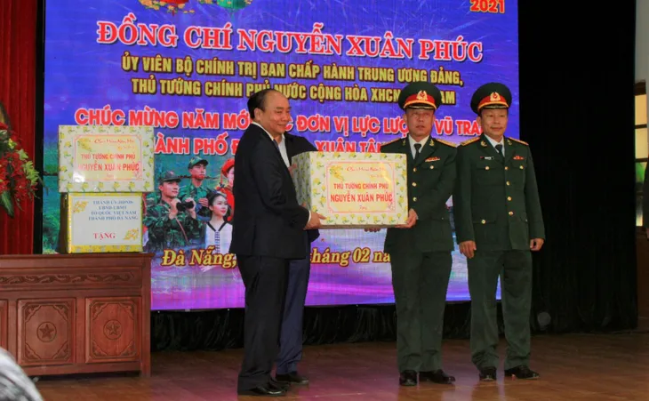 Thủ tướng Nguyễn Xuân Phúc chúc Tết các đơn vị lực lượng vũ trang TP Đà Nẵng - Ảnh 1.