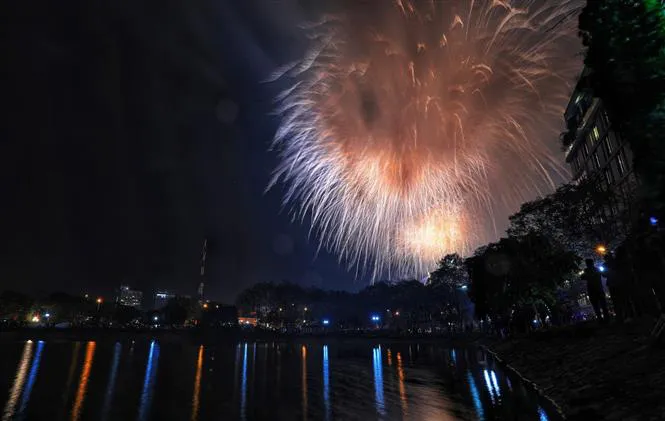 VIDEO: Pháo hoa giao thừa Tết Tân Sửu rực sáng trên bầu trời Hà Nội - Ảnh 4. VIDEO: Pháo hoa giao thừa Tết Tân Sửu rực sáng trên bầu trời Hà Nội - Ảnh 4.
