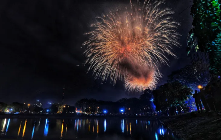 VIDEO: Pháo hoa giao thừa Tết Tân Sửu rực sáng trên bầu trời Hà Nội - Ảnh 2. VIDEO: Pháo hoa giao thừa Tết Tân Sửu rực sáng trên bầu trời Hà Nội - Ảnh 2.