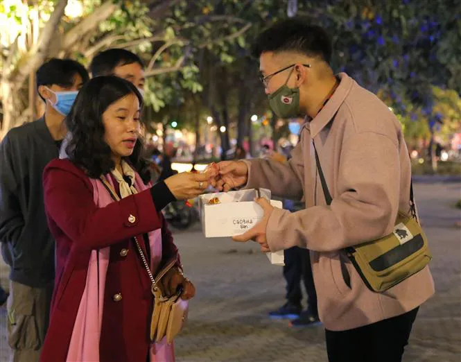 Một Hà Nội khác lạ đêm giao thừa Tết Tân Sửu 2021 - Ảnh 5.