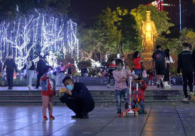 Một Hà Nội khác lạ đêm giao thừa Tết Tân Sửu 2021 - Ảnh 3.
