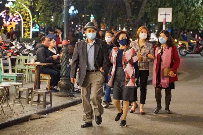 Một Hà Nội khác lạ đêm giao thừa Tết Tân Sửu 2021 - Ảnh 2.