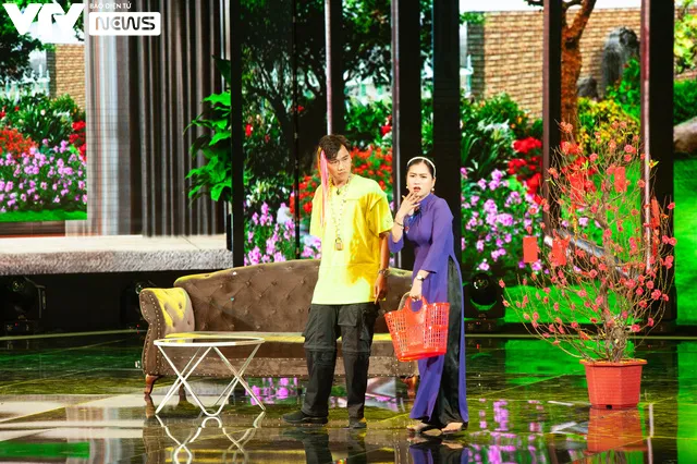 Gala cười 2021: Xuân Nghị bắn rap cà khịa, Lâm Vỹ Dạ đáp trả bằng hò Huế - Ảnh 4. Gala cười 2021: Xuân Nghị bắn rap cà khịa, Lâm Vỹ Dạ đáp trả bằng hò Huế - Ảnh 4.