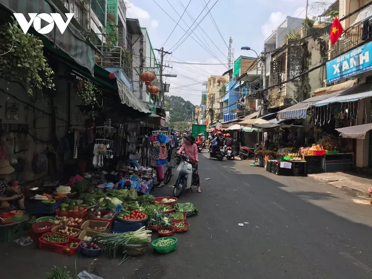 Mùng 4 Tết, các chợ truyền thống ở TP Hồ Chí Minh vắng người mua - Ảnh 1. Mùng 4 Tết, các chợ truyền thống ở TP Hồ Chí Minh vắng người mua - Ảnh 1.