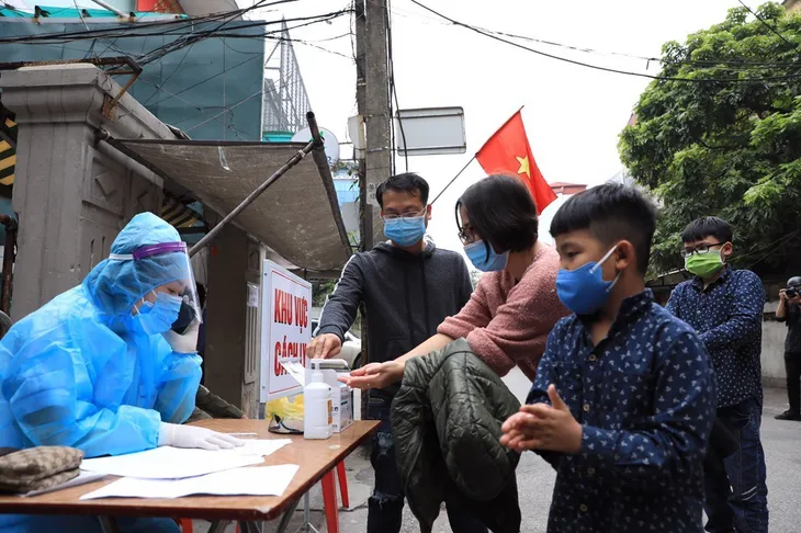 Phong tỏa một khu vực ở quận Ba Đình nơi có ca bệnh COVID-19 - Ảnh 4. Phong tỏa một khu vực ở quận Ba Đình nơi có ca bệnh COVID-19 - Ảnh 4.