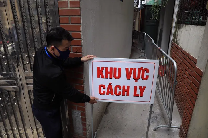 Phong tỏa một khu vực ở quận Ba Đình nơi có ca bệnh COVID-19 - Ảnh 1. Phong tỏa một khu vực ở quận Ba Đình nơi có ca bệnh COVID-19 - Ảnh 1.