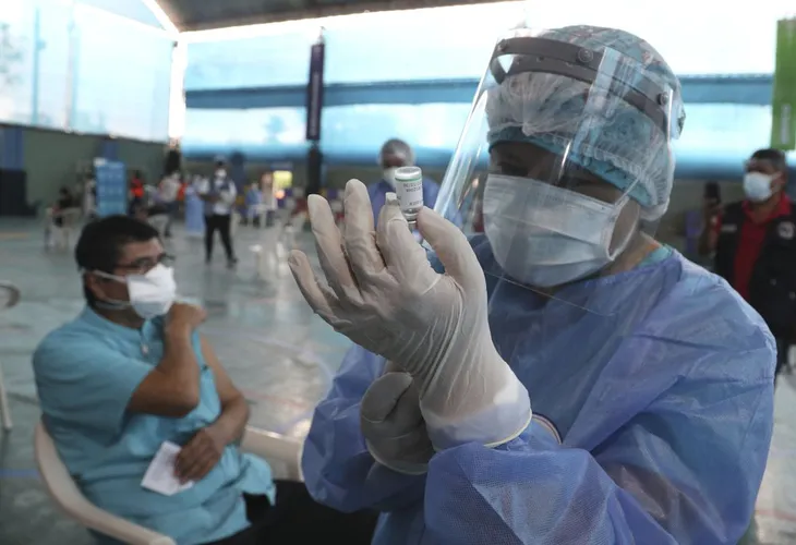 Cựu Tổng thống Peru Martin Vizcarra bị tố tranh lượt tiêm vaccine COVID-19 - Ảnh 1. Cựu Tổng thống Peru Martin Vizcarra bị tố tranh lượt tiêm vaccine COVID-19 - Ảnh 1.