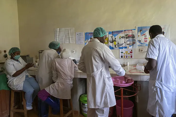 Dịch Ebola bùng phát, WHO cảnh báo 6 quốc gia châu Phi cần theo dõi các ca nghi nhiễm - Ảnh 2. Dịch Ebola bùng phát, WHO cảnh báo 6 quốc gia châu Phi cần theo dõi các ca nghi nhiễm - Ảnh 2.