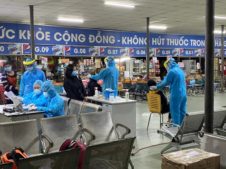 TP Hồ Chí Minh lấy mẫu xét nghiệm COVID-19 ngẫu nhiên tại ga tàu - Ảnh 1. TP Hồ Chí Minh lấy mẫu xét nghiệm COVID-19 ngẫu nhiên tại ga tàu - Ảnh 1.