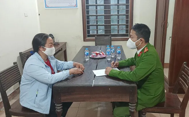 Xử phạt 2 người đưa khách tham quan chùa Hương chui bất chấp lệnh cấm - Ảnh 2. Xử phạt 2 người đưa khách tham quan chùa Hương chui bất chấp lệnh cấm - Ảnh 2.