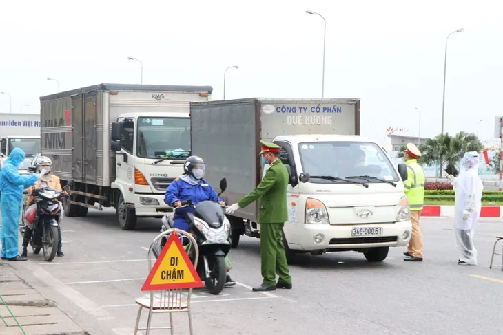 Sau Tết, công sở vắng vẻ, chốt kiểm soát chặt chẽ ở Hải Dương - Ảnh 2. Sau Tết, công sở vắng vẻ, chốt kiểm soát chặt chẽ ở Hải Dương - Ảnh 2.
