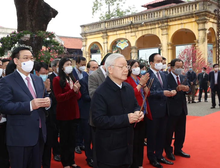 Tổng Bí thư, Chủ tịch nước dâng hương và trồng cây lưu niệm tại Hoàng Thành Thăng Long - Ảnh 2. Tổng Bí thư, Chủ tịch nước dâng hương và trồng cây lưu niệm tại Hoàng Thành Thăng Long - Ảnh 2.
