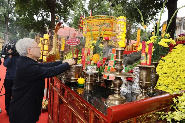 Tổng Bí thư, Chủ tịch nước dâng hương và trồng cây lưu niệm tại Hoàng Thành Thăng Long - Ảnh 1. Tổng Bí thư, Chủ tịch nước dâng hương và trồng cây lưu niệm tại Hoàng Thành Thăng Long - Ảnh 1.