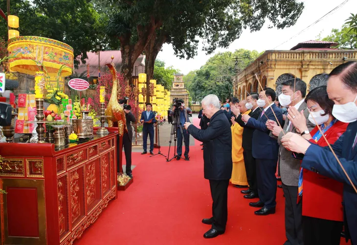 Tổng Bí thư, Chủ tịch nước dâng hương và trồng cây lưu niệm tại Hoàng Thành Thăng Long - Ảnh 3. Tổng Bí thư, Chủ tịch nước dâng hương và trồng cây lưu niệm tại Hoàng Thành Thăng Long - Ảnh 3.