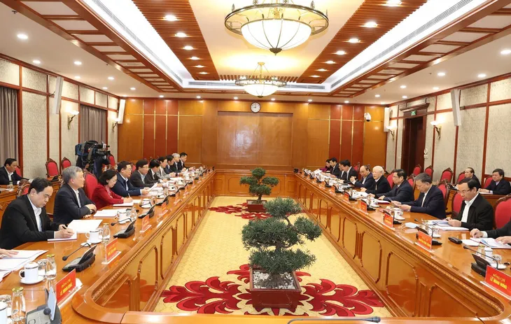 Phiên họp đầu tiên của Bộ Chính trị, Ban Bí thư khóa XIII: Vừa kiểm soát dịch COVID-19 vừa phát triển kinh tế - Ảnh 1. Phiên họp đầu tiên của Bộ Chính trị, Ban Bí thư khóa XIII: Vừa kiểm soát dịch COVID-19 vừa phát triển kinh tế - Ảnh 1.