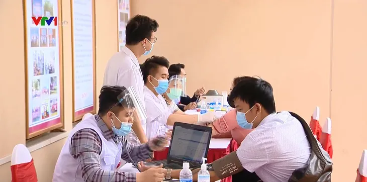 Thiếu máu trầm trọng - các y bác sỹ tình nguyện hiến máu - Ảnh 1.