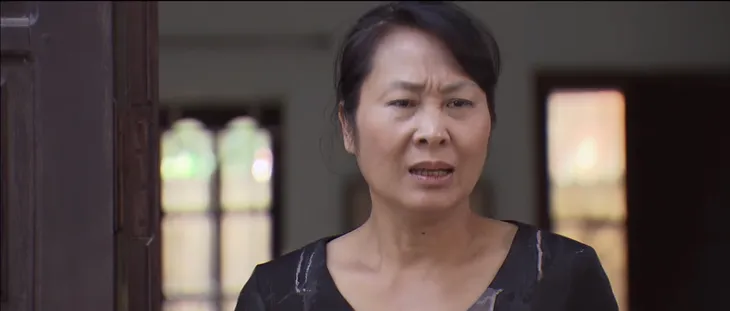 Trở về giữa yêu thương - Tập 36: Ông Phương (NSND Hoàng Dũng) sững người khi cô giúp việc thản nhiên đuổi khách về - Ảnh 4. Trở về giữa yêu thương - Tập 36: Ông Phương (NSND Hoàng Dũng) sững người khi cô giúp việc thản nhiên đuổi khách về - Ảnh 4.