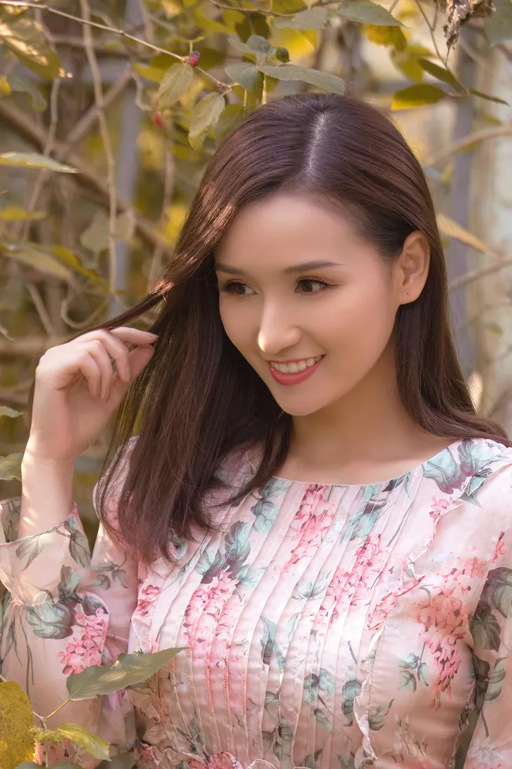 Lã Thanh Huyền khoe vẻ đẹp dịu dàng đằm thắm với váy hoa - Ảnh 3. Lã Thanh Huyền khoe vẻ đẹp dịu dàng đằm thắm với váy hoa - Ảnh 3.