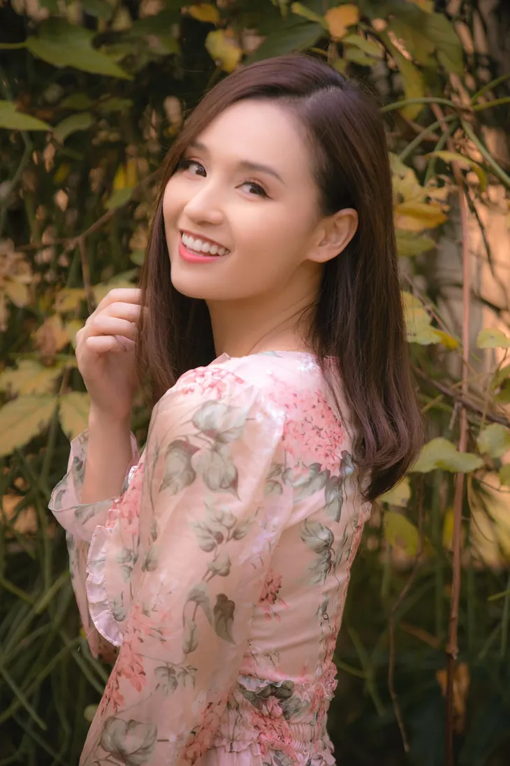 Lã Thanh Huyền khoe vẻ đẹp dịu dàng đằm thắm với váy hoa - Ảnh 2. Lã Thanh Huyền khoe vẻ đẹp dịu dàng đằm thắm với váy hoa - Ảnh 2.