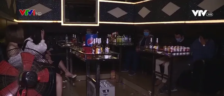Thu hồi giấy phép hoạt động quán karaoke kệ quy định phòng chống dịch COVID-19 - Ảnh 1.