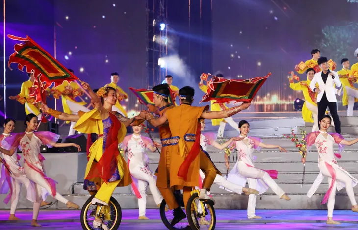 Rực rỡ chương trình nghệ thuật “Khát vọng - Tỏa sáng” chào mừng thành công Đại hội XIII của Đảng - Ảnh 6. Rực rỡ chương trình nghệ thuật “Khát vọng - Tỏa sáng” chào mừng thành công Đại hội XIII của Đảng - Ảnh 6.