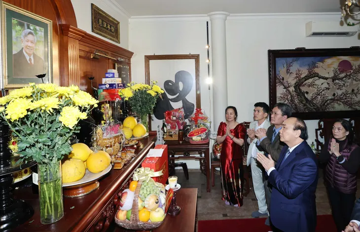 Thủ tướng dâng hương tưởng nhớ các đồng chí nguyên lãnh đạo đã từ trần - Ảnh 2. Thủ tướng dâng hương tưởng nhớ các đồng chí nguyên lãnh đạo đã từ trần - Ảnh 2.