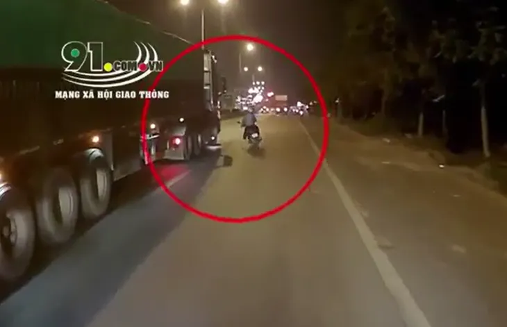 Mẹ chở con nhỏ đi xe máy ngủ gật, lao thẳng vào đầu container - Ảnh 1. Mẹ chở con nhỏ đi xe máy ngủ gật, lao thẳng vào đầu container - Ảnh 1.