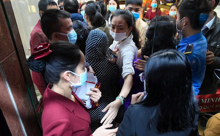 Đợi từ 3h sáng, ngồi vách ngăn, mua vàng Ngày vía Thần Tài - Ảnh 2. Đợi từ 3h sáng, ngồi vách ngăn, mua vàng Ngày vía Thần Tài - Ảnh 2.