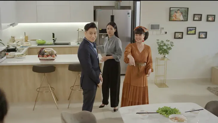 Hướng dương ngược nắng - Tập 31: Rêu rao chuyện chén được Châu rồi thấy cả hình xăm ở chỗ hiểm, Vỹ bị Kiên đánh cho bầm dập - Ảnh 15. Hướng dương ngược nắng - Tập 31: Rêu rao chuyện chén được Châu rồi thấy cả hình xăm ở chỗ hiểm, Vỹ bị Kiên đánh cho bầm dập - Ảnh 15.