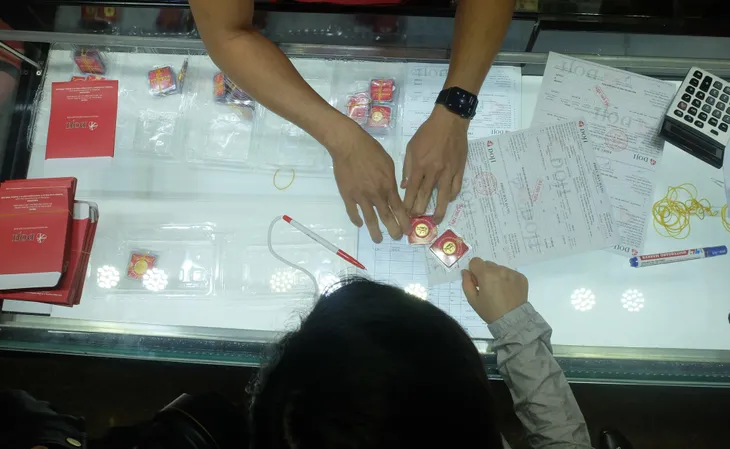 Đợi từ 3h sáng, ngồi vách ngăn, mua vàng Ngày vía Thần Tài - Ảnh 3. Đợi từ 3h sáng, ngồi vách ngăn, mua vàng Ngày vía Thần Tài - Ảnh 3.