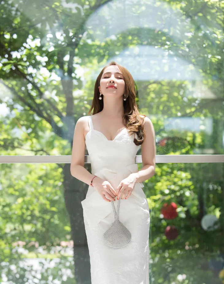 Ngắm những bộ đầm gợi cảm, bốc lửa của cá sấu chúa Quỳnh Nga - Ảnh 4. Ngắm những bộ đầm gợi cảm, bốc lửa của cá sấu chúa Quỳnh Nga - Ảnh 4.