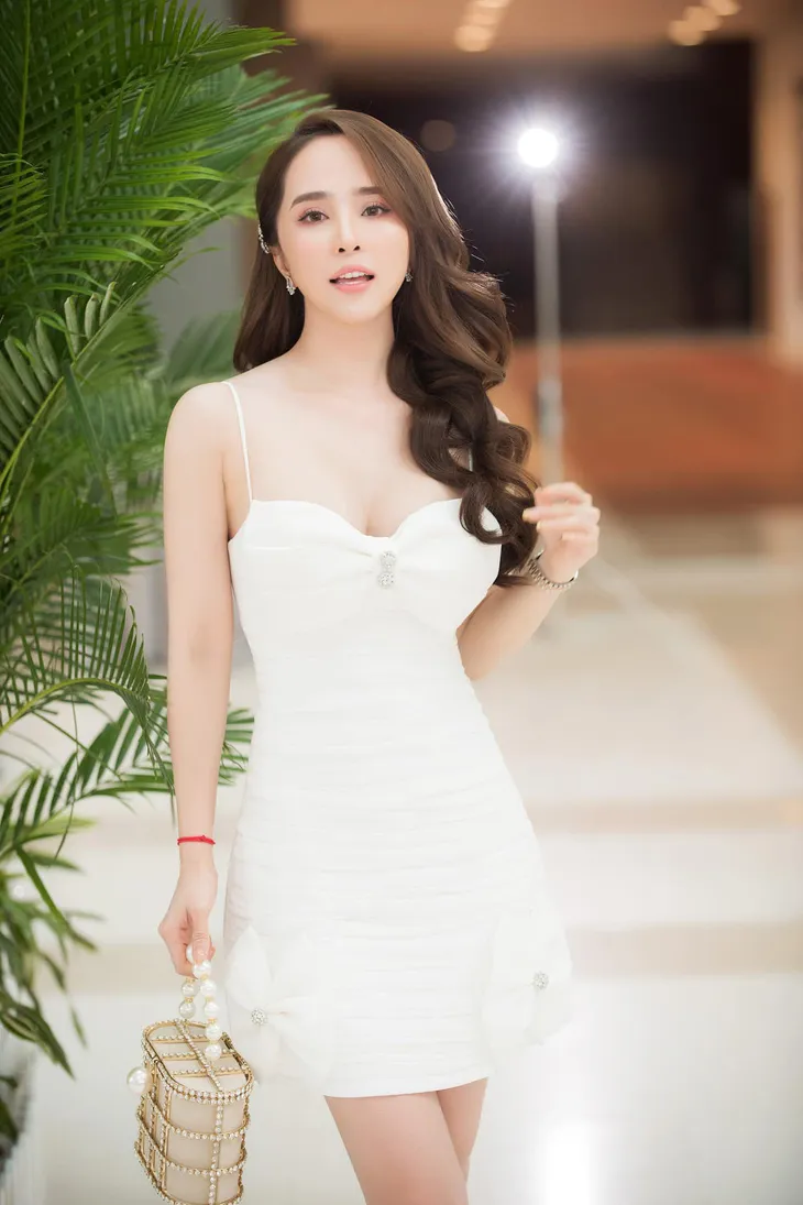 Ngắm những bộ đầm gợi cảm, bốc lửa của cá sấu chúa Quỳnh Nga - Ảnh 5. Ngắm những bộ đầm gợi cảm, bốc lửa của cá sấu chúa Quỳnh Nga - Ảnh 5.