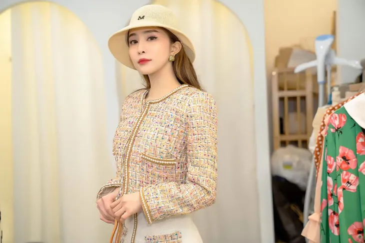 Ngắm những bộ đầm gợi cảm, bốc lửa của cá sấu chúa Quỳnh Nga - Ảnh 9. Ngắm những bộ đầm gợi cảm, bốc lửa của cá sấu chúa Quỳnh Nga - Ảnh 9.