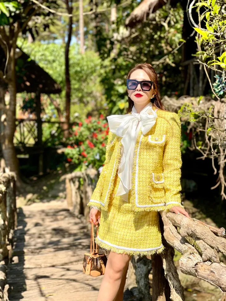 Ngắm những bộ đầm gợi cảm, bốc lửa của cá sấu chúa Quỳnh Nga - Ảnh 10. Ngắm những bộ đầm gợi cảm, bốc lửa của cá sấu chúa Quỳnh Nga - Ảnh 10.