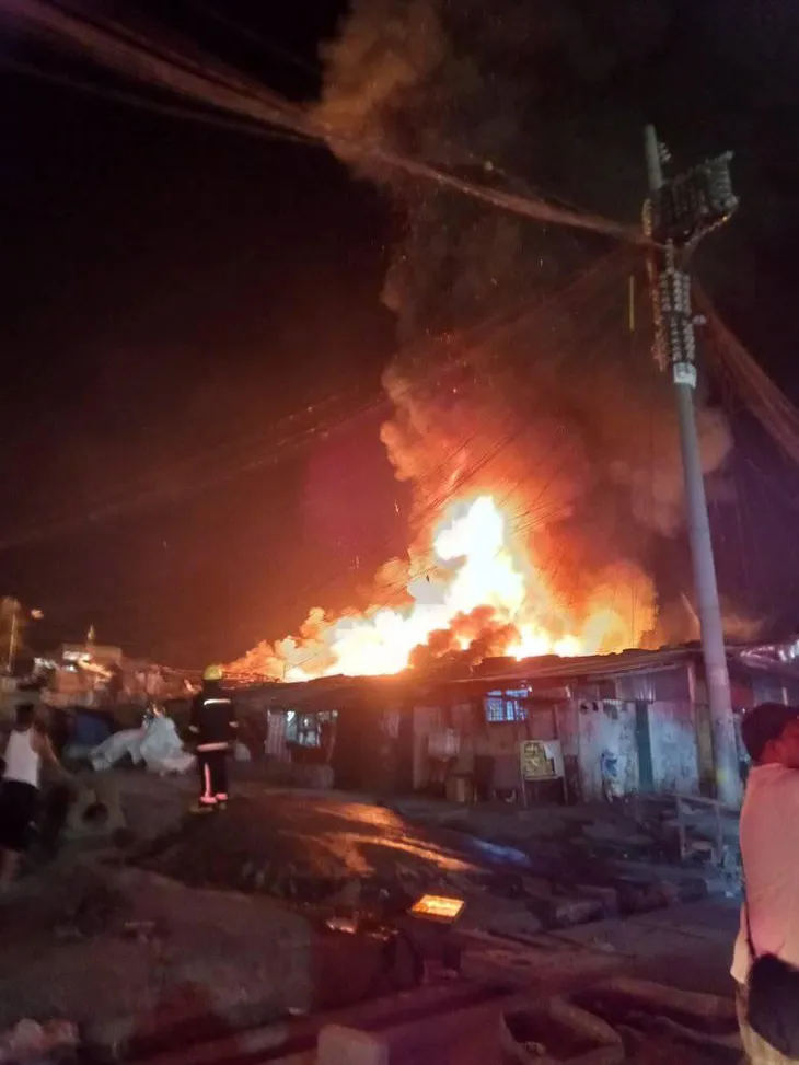 Hỏa hoạn tại thủ đô Philippines, 5 người trong một gia đình thiệt mạng, 300 căn nhà bị thiêu rụi - Ảnh 1. Hỏa hoạn tại thủ đô Philippines, 5 người trong một gia đình thiệt mạng, 300 căn nhà bị thiêu rụi - Ảnh 1.