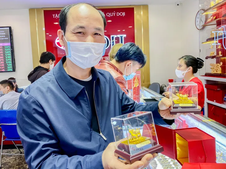 Đợi từ 3h sáng, ngồi vách ngăn, mua vàng Ngày vía Thần Tài - Ảnh 4. Đợi từ 3h sáng, ngồi vách ngăn, mua vàng Ngày vía Thần Tài - Ảnh 4.