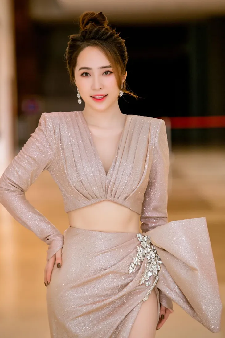 Ngắm những bộ đầm gợi cảm, bốc lửa của cá sấu chúa Quỳnh Nga - Ảnh 11. Ngắm những bộ đầm gợi cảm, bốc lửa của cá sấu chúa Quỳnh Nga - Ảnh 11.