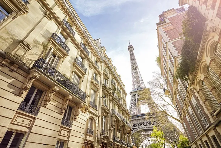Tháp Eiffel sẽ thay áo toàn bộ với màu sơn mới - Ảnh 1. Tháp Eiffel sẽ thay áo toàn bộ với màu sơn mới - Ảnh 1.