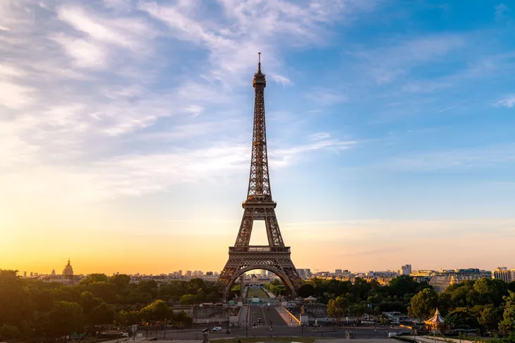 Tháp Eiffel sẽ thay áo toàn bộ với màu sơn mới - Ảnh 2. Tháp Eiffel sẽ thay áo toàn bộ với màu sơn mới - Ảnh 2.